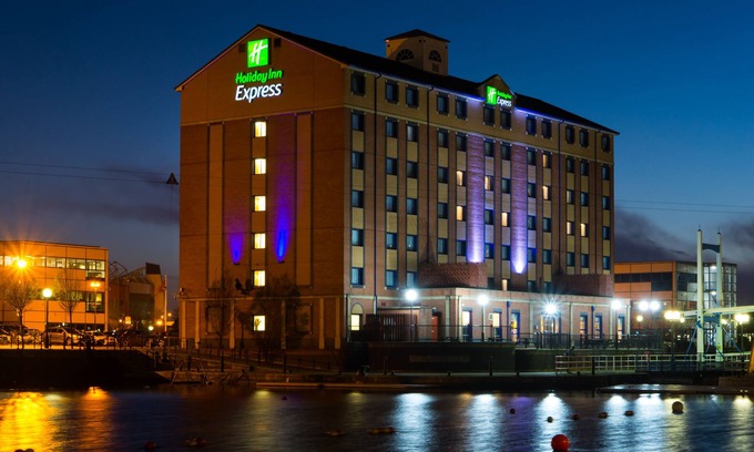 Salford Hotel | Holiday Inn Express Manchester - Salford Quays by IHG