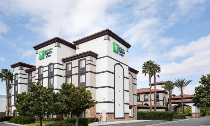 Ontario Hotel | Holiday Inn Express Ontario by IHG
