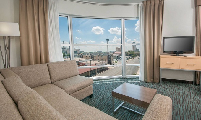 Near East Side Hotel | Holiday Inn Express San Antonio Rivercenter Area by IHG
