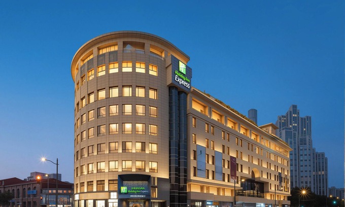 Downtown Shanghai Hotel | Holiday Inn Express Shanghai On The Bund by IHG
