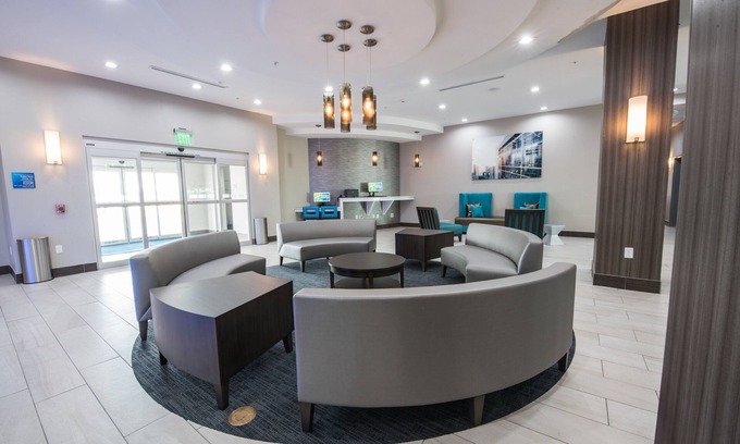 Houston Hotel | Holiday Inn Express & Suites Houston - Hobby Airport Area by IHG