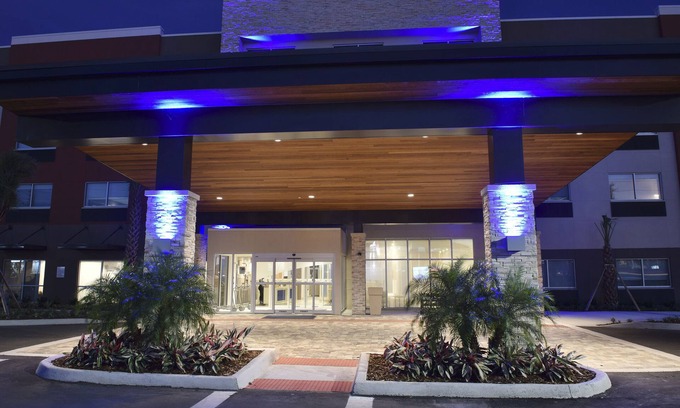 Southeast Orlando Hotel | Holiday Inn Express & Suites - Orlando - Southeast by IHG