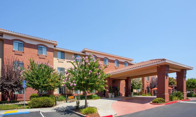 Davis Hotel | Holiday Inn Express & Suites Davis - University Area by IHG
