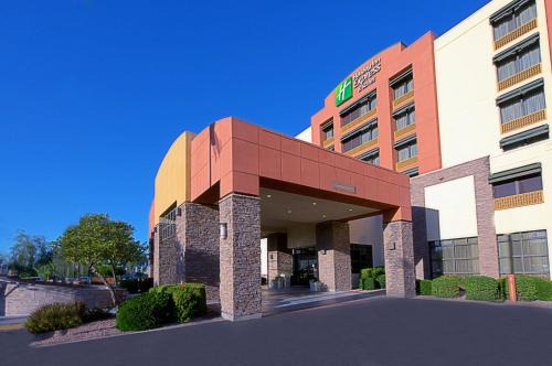 Tempe Hotel | Holiday Inn Express & Suites Tempe by IHG