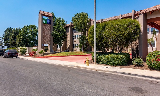 Camarillo Hotel | Holiday Inn Express & Suites Camarillo by IHG