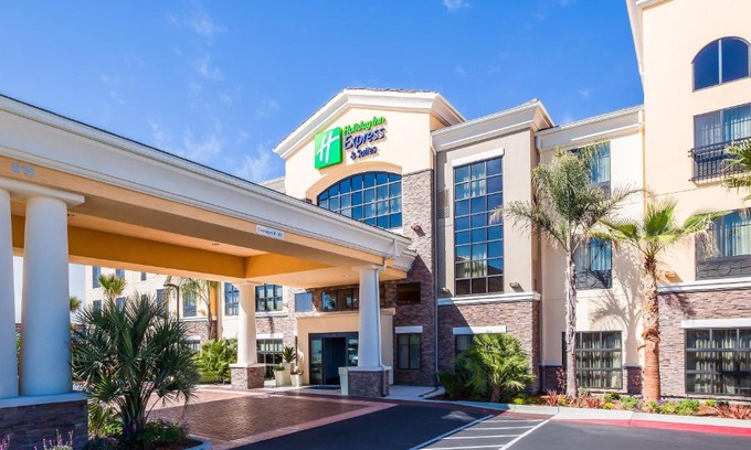 Eureka Hotel | Holiday Inn Express & Suites Eureka by IHG