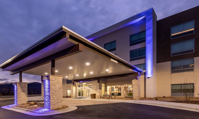 Marion Hotel | Holiday Inn Express & Suites Marion by IHG