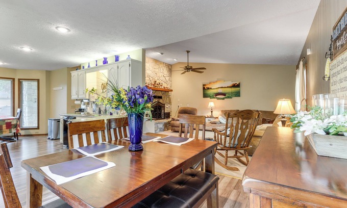 Eureka Springs Casa | Holiday Island Family Home on 13th Green!