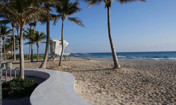 East Fort Lauderdale Hotel | Holiday Isle Yacht Club