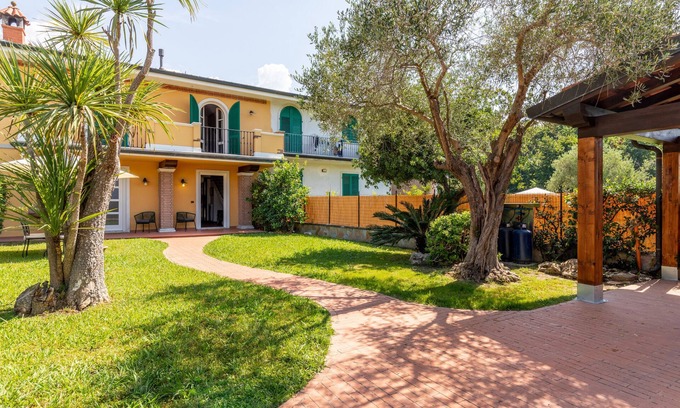 Capanne-Prato-Cinquale Casa | Casa de vacaciones 'Villa Rustica 1' con vistas al lago, jardín compartido y aire acondicionado