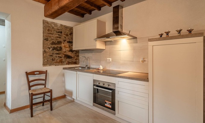 Fabbriche di Vallico Casa | Holiday Home 'Bellavista La Grotta' with Mountain View, Private Terrace and Wi-Fi