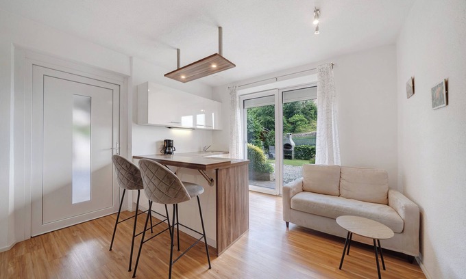Vollan Apartamento | Apartamento vacacional "Mayenburg" con vistas a la montaña, jardín y piscina compartidos