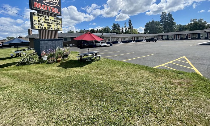 Algoma District Hotel | Holiday Motel
