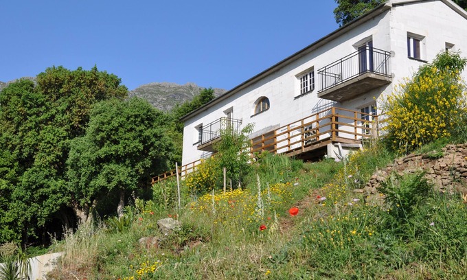 Pietracorbara Casa | Alquiler de vacaciones Cap Corse 2 a 6 personas vista al bosque.