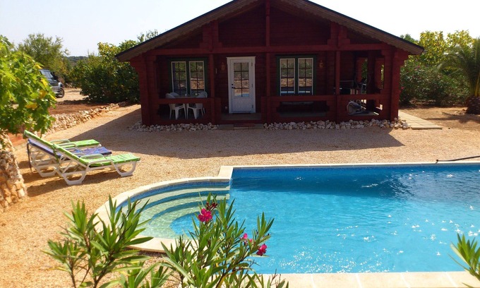 Lagos Casa | Vacaciones rodeado de almendros e higueras en 35.000 metros cuadrados de terreno con piscina