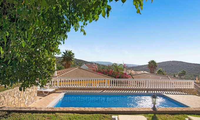 Parragil Villa | "Villa Isabel" con vistas a la montaña, Wi-Fi, aire acondicionado, piscina, jardín y barbacoa
