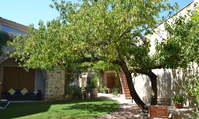 Lagrasse Apartamento | Vacaciones en Lagrasse. Impresionante apartamento medieval situada en el jardín amurallado con piscina