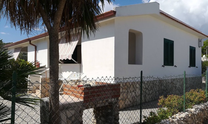 Chiesiola Villa | Vacaciones en el Villino n10 Giovanna DISANTI, inmerso en el verde aVieste en el GARGANO