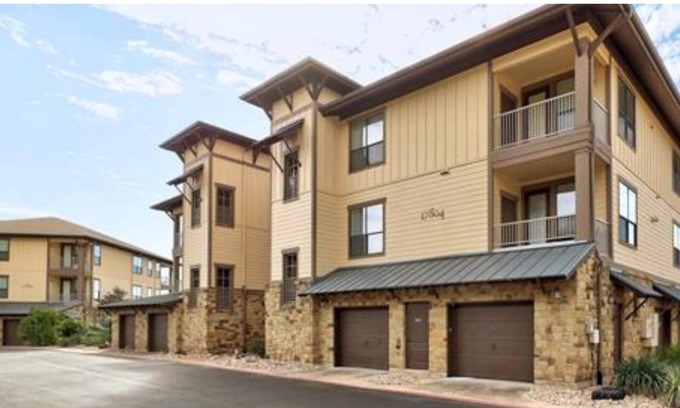 Leander Condominio | Hollows Hilltop Lake Travis Condo is minutes to Northshore Marina and Lago Vista