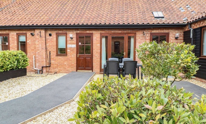Foxley Casa | HOLLY BERRY, family friendly, with a garden in Foulsham
