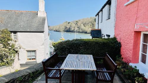 Dittisham Casa | Holly Cottage - characterful cottage a stones throw from river Dart with front & back patios