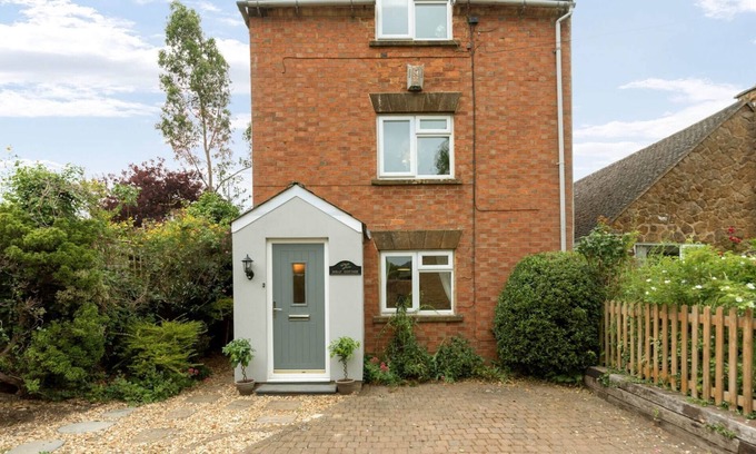 Sibford Gower Cabaña | HOLLY COTTAGE (MIDDLE TYSOE), pet friendly, with open fire in Tysoe