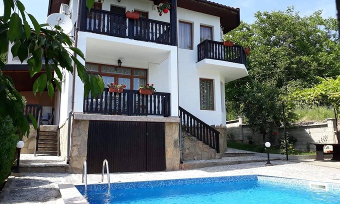 Balchik Casa | HOLLY - Casa de huéspedes tranquila con vista al mar y piscina
