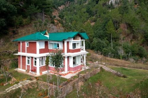 Kaul Villa | Hollyhock Cottage by VEO - Part of StayVista