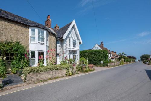 Walberswick Casa | Hollyhocks