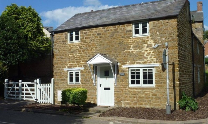 Hook Norton Cabaña | HOLLYTREE COTTAGE, pet friendly, with a garden in Hook Norton