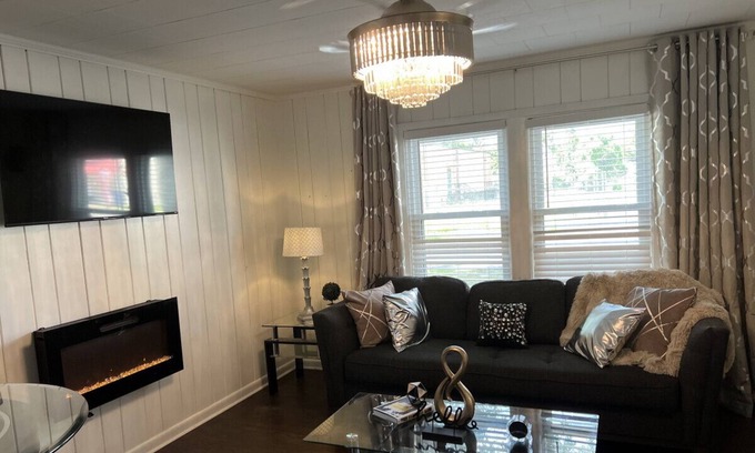 Abbeville Condominio | Hollywood Glam at the Quadruplex, Glamorous