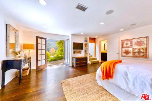 Hollywood Hills West Casa | Hollywood Hills Spa Retreat Oasis with Tree Top Views, Private Jacuzzi Style Tub, Steam Room, Magical Half Acre Acre Garden and Patio, Free Parking for 2 cars, in LA's most Serene, Central Desirable Area