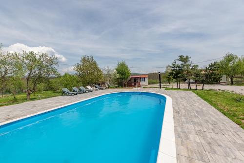 Lovinac Complejo | Holy Hills