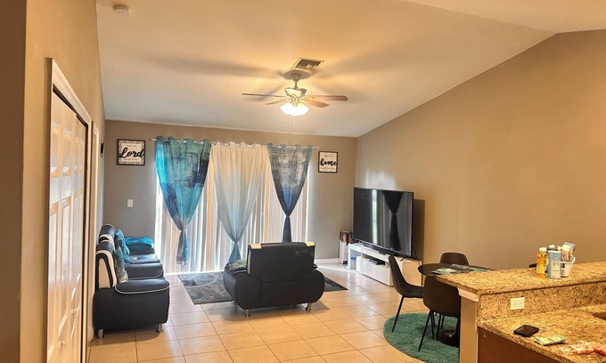 Westminister Apartamento | Holy Resisdence, 3-bedroom apartment in awesome Lehigh Acres with WiFi, AC