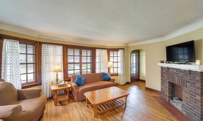 Lakewood Cabaña | Home 2 Mi to Lakewood Park & Solstice Steps!