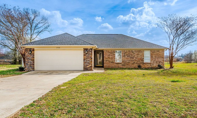 Athens Casa | Home 3 bedroom sleeps 8 · Airport · I-65 · Toyota