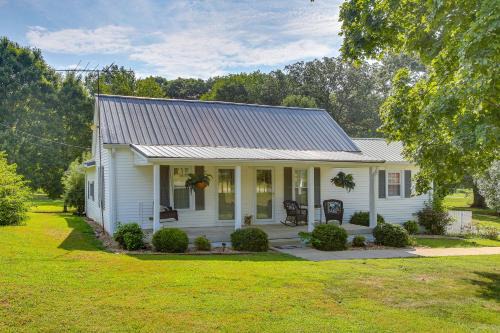 Cross Plains Casa | Home 9 Mi to Dtwn Springfield with Porch and Yard!