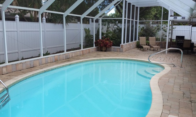 Tarpon Springs Casa | ¿Hogar lejos del hogar? Paraíso en el sol? ¿Por qué no llamarlo a los dos! Piscina temperada !