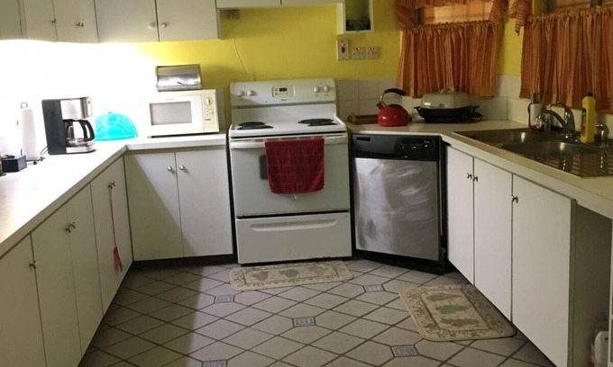 Maraval Casa | Un hogar lejos del hogar ... ¡con destellos de vacaciones!
