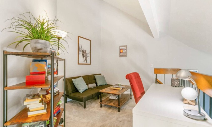 Washington Virginia Vale Condominio | Home Away From Home - 2 Bedroom Condo w/ Fireplace