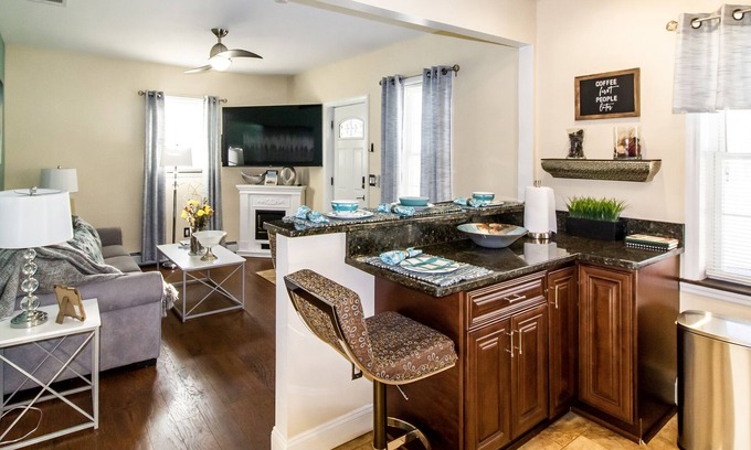 Vauxhall Apartamento | HOME AWAY FROM HOME, 2Bedroom 2Bath w/Free Parking