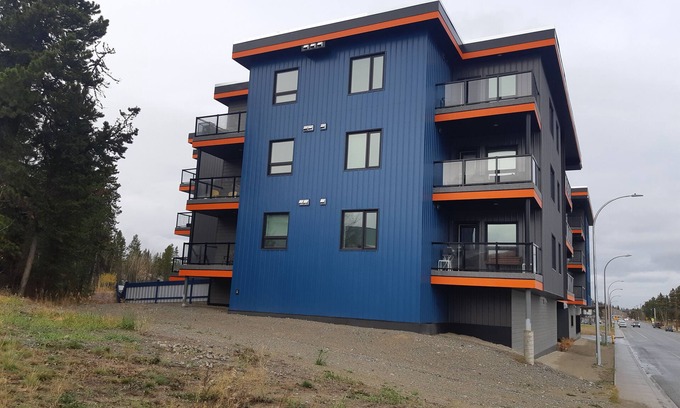 Whitehorse Condominio | Home away from Home. Recent secure building. Completely equipped kitchen.