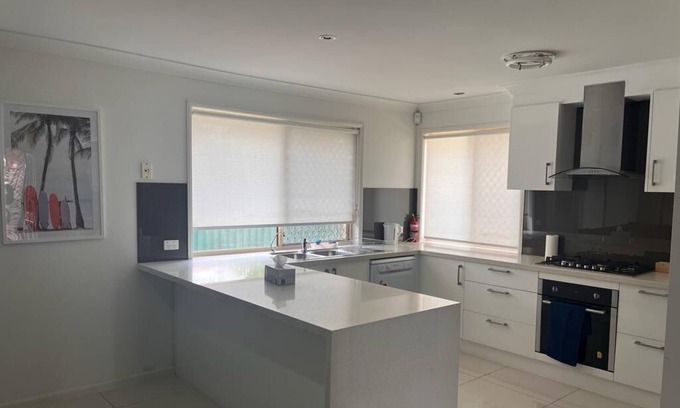 Calamvale Casa | Home away from Home- Fit for family or single-Business or leisure