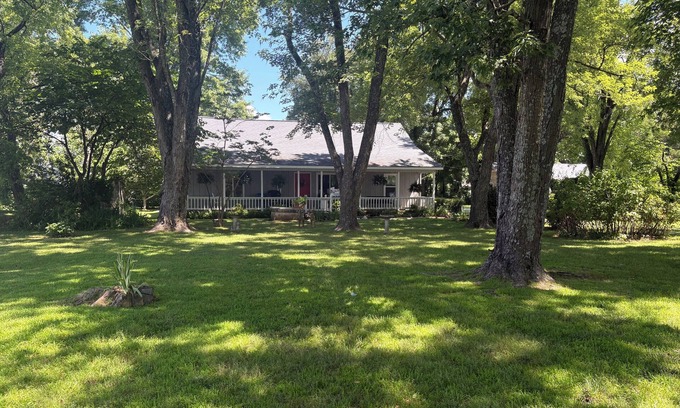 Gassville Otro | Home away from Home in the Twin Lakes Area! Relax on the Front Porch Swing!