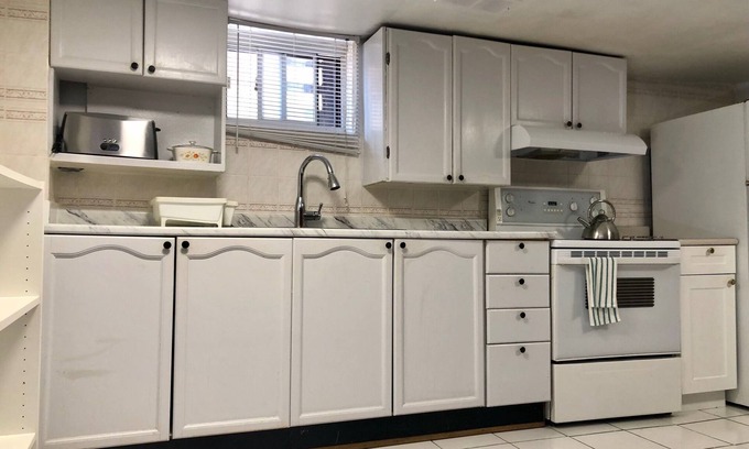 Oakwood Village Apartamento | Home away from home - large 1 bedroom apartmentn