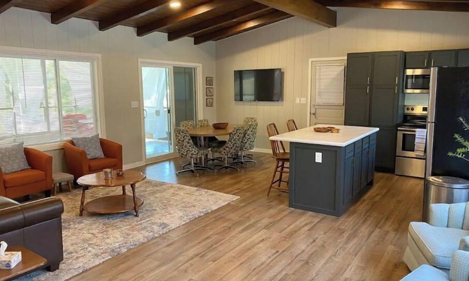 South Central Omaha Casa | Home away from Home- Mid Century Style - central Omaha (5 min from I-80)