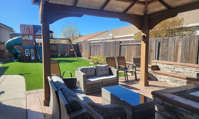 Elk Grove Casa | Home Away From Home! Family Friendly near popular attractions in Elk Grove!