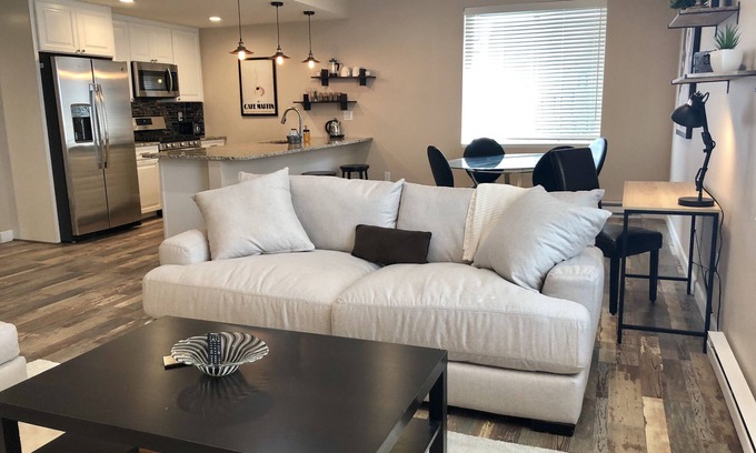 Longmont Apartamento | Hogar lejos del hogar. Apartamento en el sótano espacioso y tranquilo.
