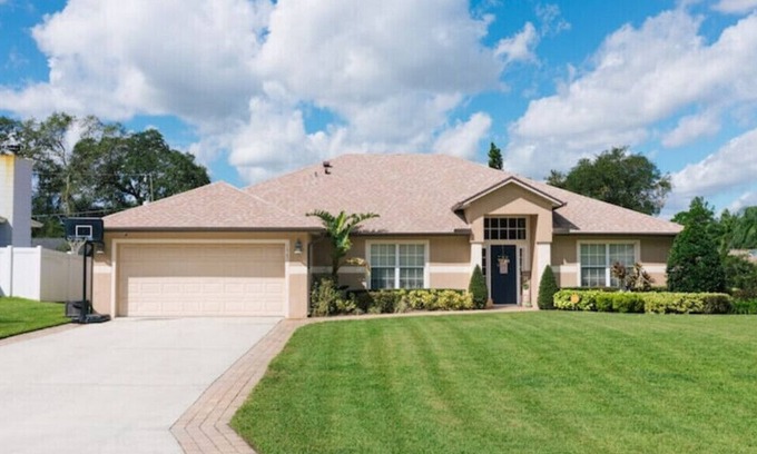 Deltona Lakes Casa | Home Away From Home-Spacious 8 Guests Pool Home