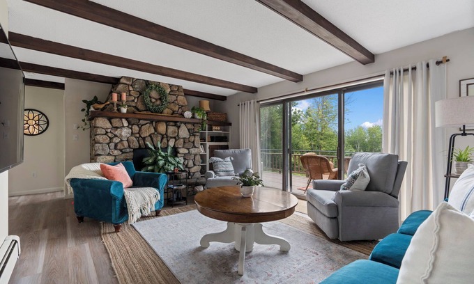 Oxford Casa | Home Away from Home with Mountain Views over Oxford Hills
